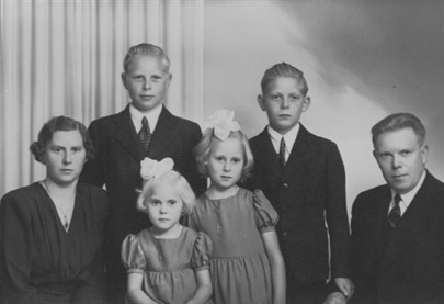 1947 - Marie Kristiansen + Kåre + Solveig + Astrid + Magne + Toralf - familiebildet